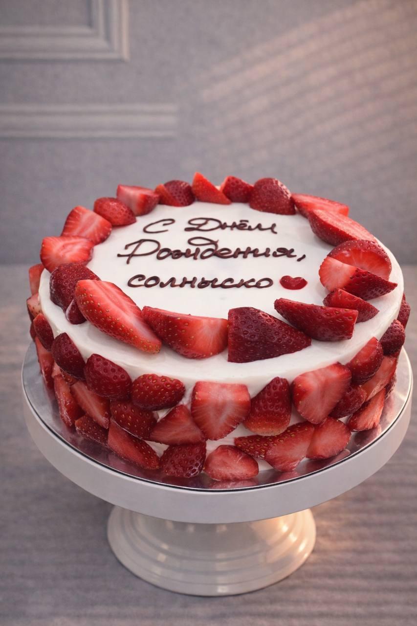 Торт с ягодным оформлением 