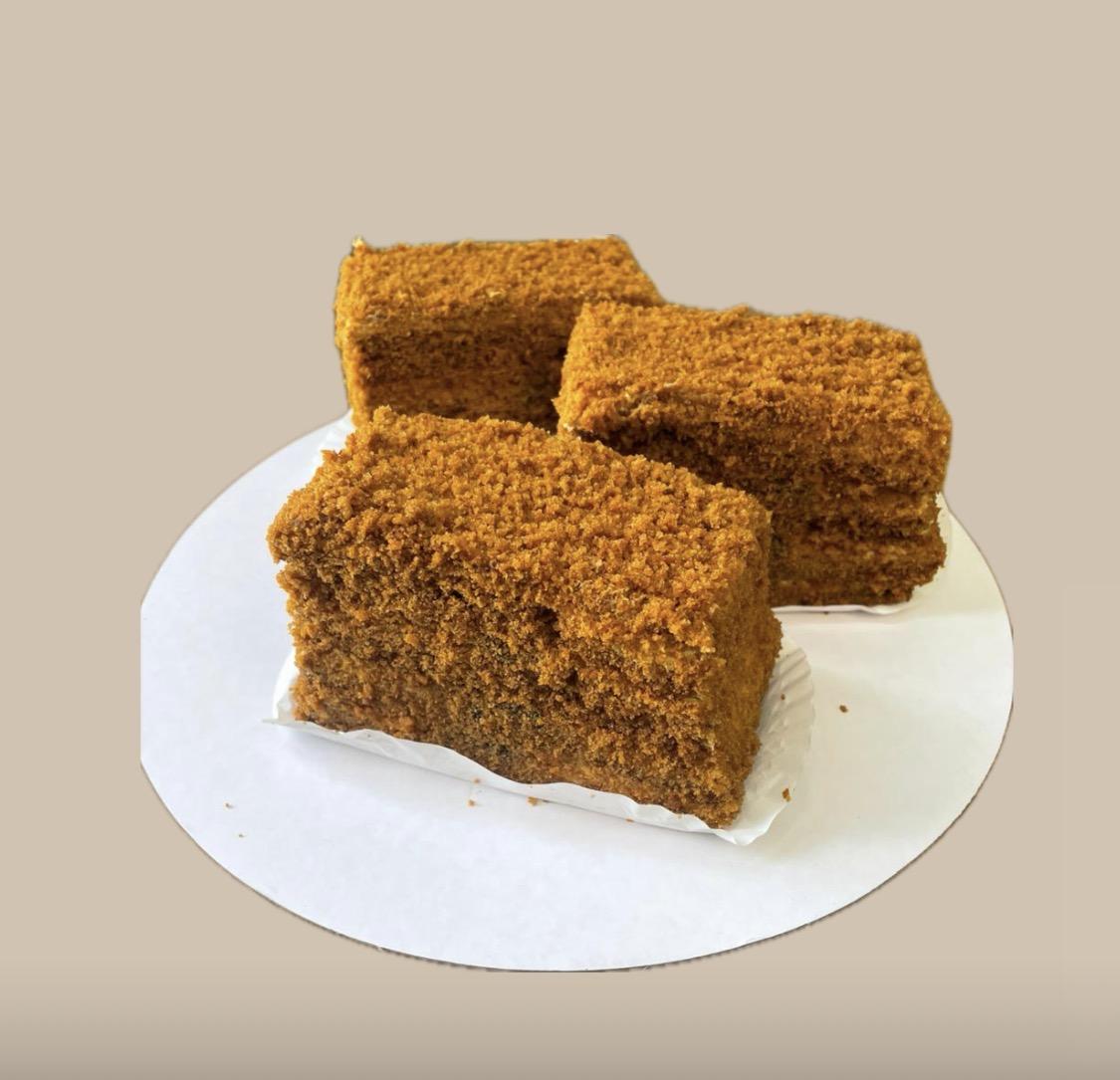 Медовое пирожное с черносливом