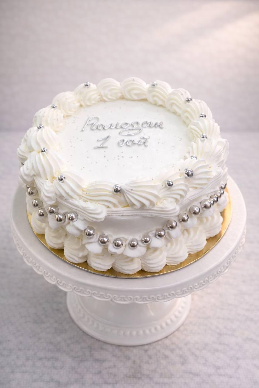 Торт с нежным кремовым оформлением 